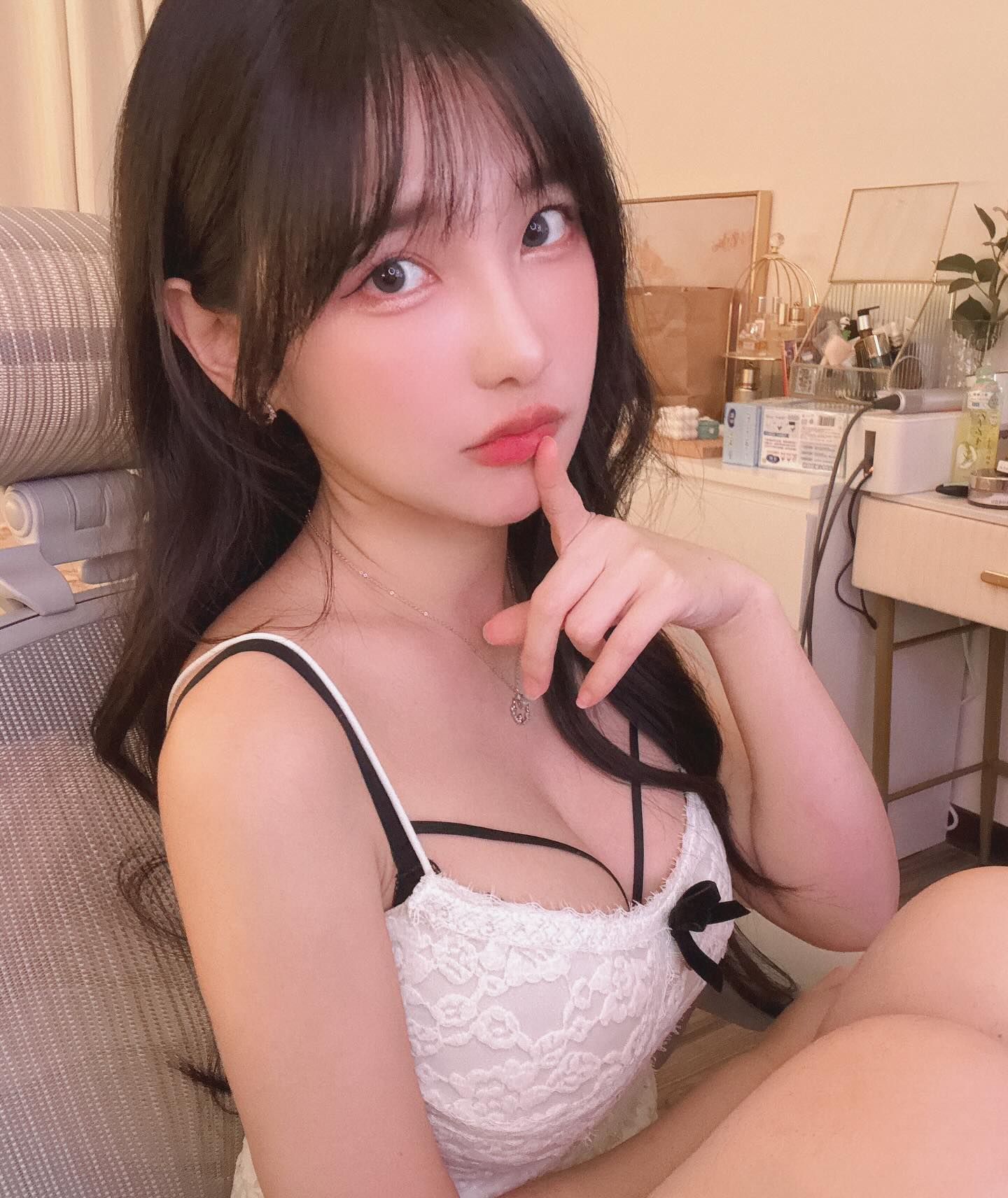 兰辛留学生约炮约加v  ; wt81369